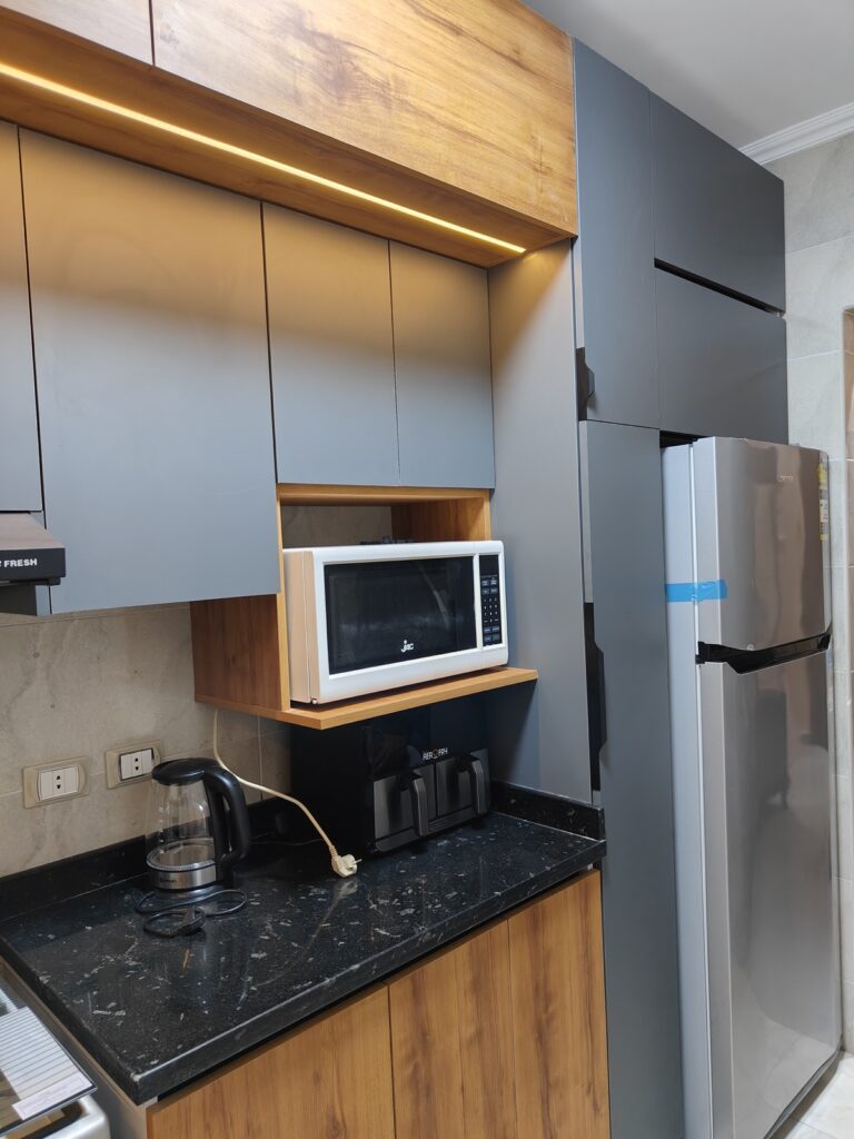 Additional angle of a fitted kitchen completed by Topniture.