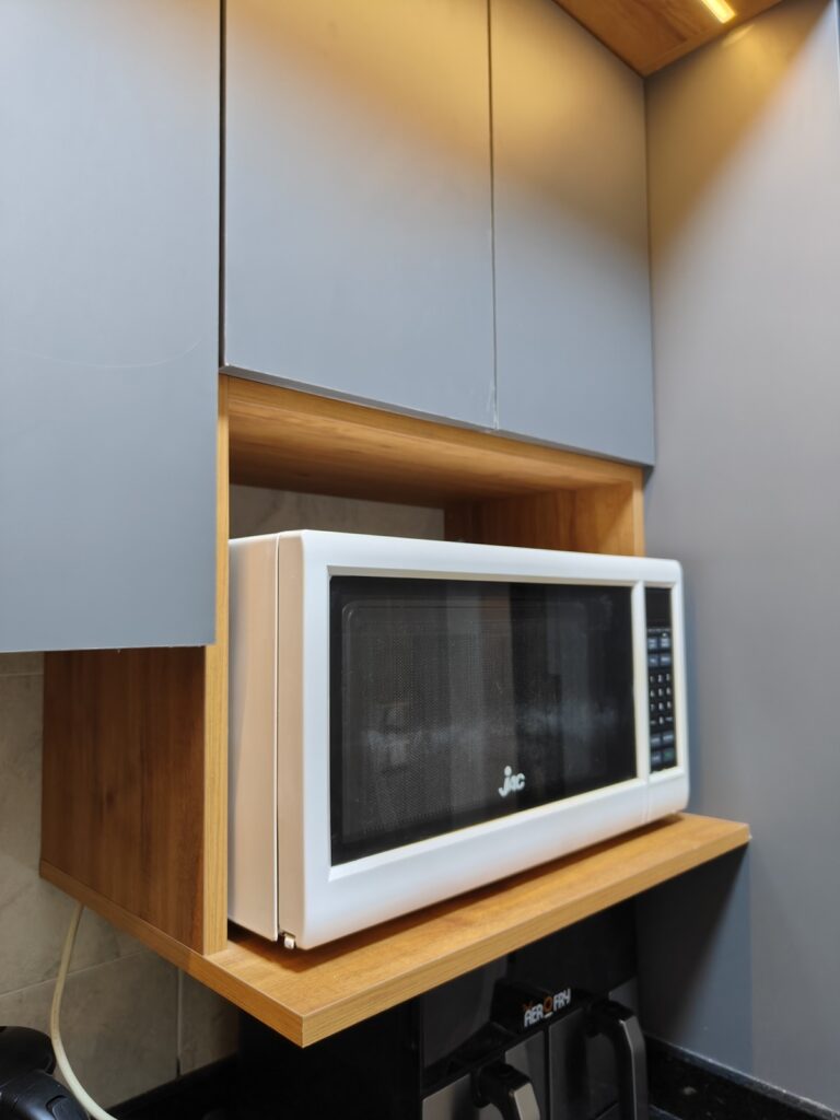Additional angle of fitted kitchen by Topniture.