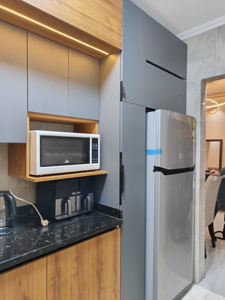 Additional angle of fitted kitchen by Topniture.