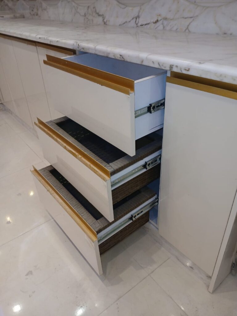 Additional angle of a kitchen installation by Topniture.