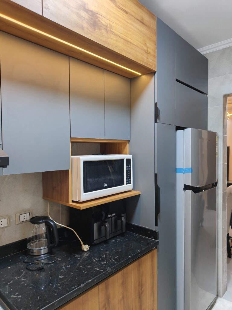 Modern fitted kitchen cabinets completed by Topniture