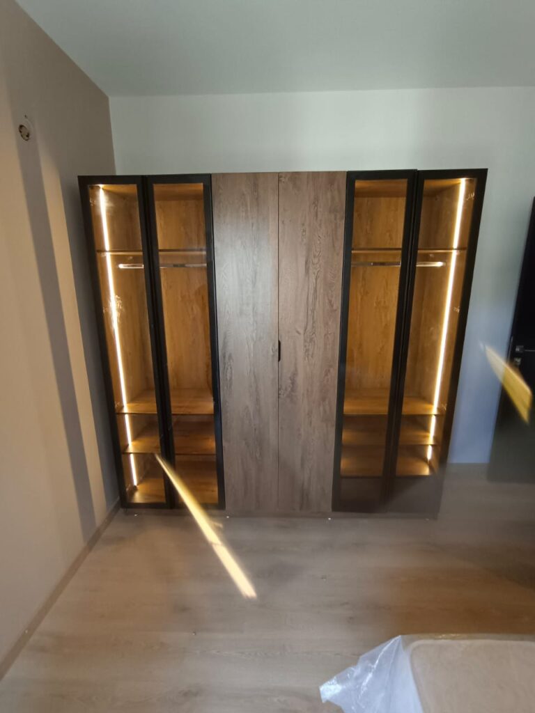 خزانة حديثة مزودة بإضاءة داخلية من تنفيذ توبنيتشر - الزاوية 6